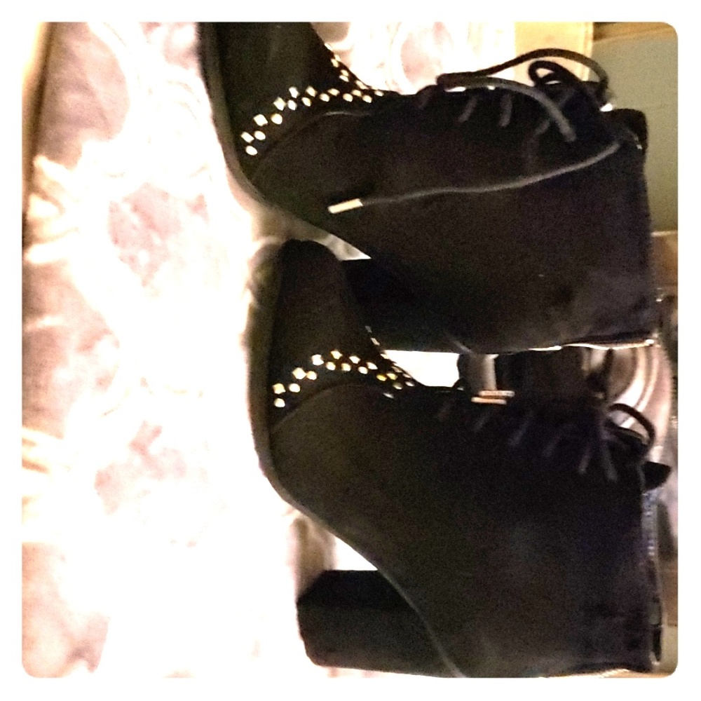 Black heal boots